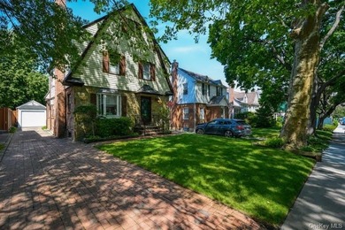 This oversized Gross Morton Colonial sits on one of the - photo 2