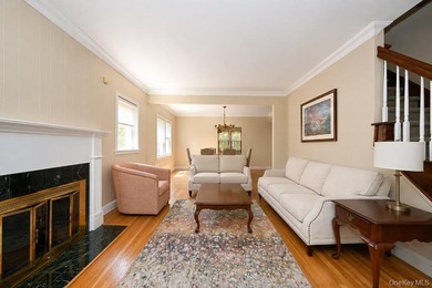 This oversized Gross Morton Colonial sits on one of the - photo 4
