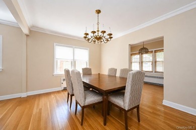 This oversized Gross Morton Colonial sits on one of the - photo 5