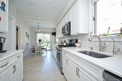 This oversized Gross Morton Colonial sits on one of the - photo 7