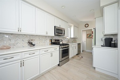 This oversized Gross Morton Colonial sits on one of the - photo 8