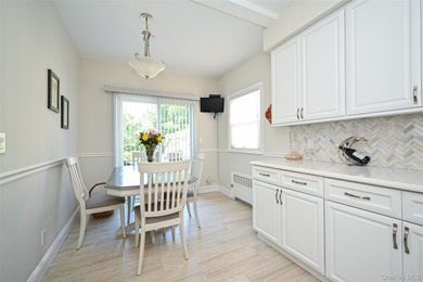 This oversized Gross Morton Colonial sits on one of the - photo 9
