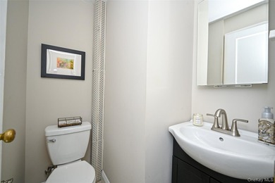 This oversized Gross Morton Colonial sits on one of the - photo 10