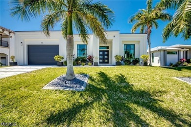 This stunning contemporary waterfront residence in Cape Coral - photo 1