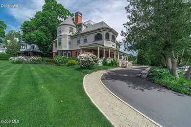Welcome to 720 North Broadway, where a gracious horseshoe - photo 3