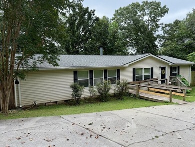 Rest and relax in this beautifully maintained 3-bedroom, 2-bath - photo 2