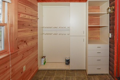 Cozy 2 BR, 2 Bath log sided home with knotty pine interior on a - photo 23