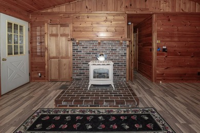 Cozy 2 BR, 2 Bath log sided home with knotty pine interior on a - photo 26
