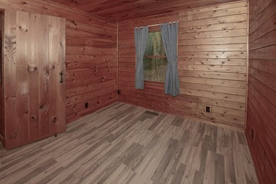 Cozy 2 BR, 2 Bath log sided home with knotty pine interior on a - photo 41