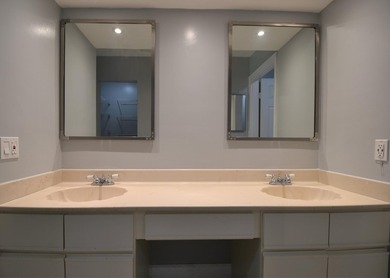 Reduced* Lakefront Penthouse w/ Vaulted Ceilings & Laminate - photo 20