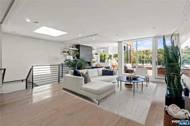 Beautiful, exceptionally bright, & meticulously maintained, this - photo 1