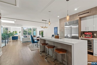 Beautiful, exceptionally bright, & meticulously maintained, this - photo 2