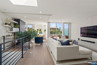 Beautiful, exceptionally bright, & meticulously maintained, this - photo 3