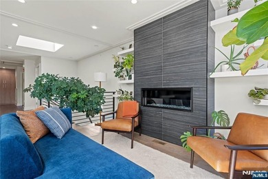Beautiful, exceptionally bright, & meticulously maintained, this - photo 4