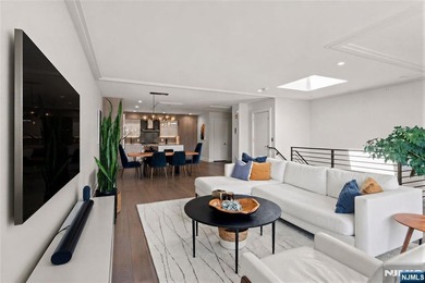 Beautiful, exceptionally bright, & meticulously maintained, this - photo 5