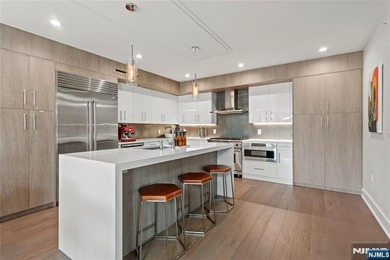 Beautiful, exceptionally bright, & meticulously maintained, this - photo 7