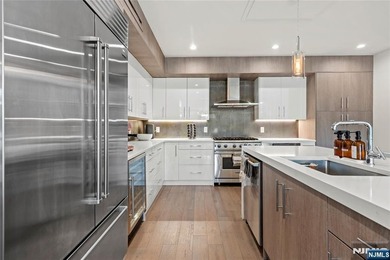 Beautiful, exceptionally bright, & meticulously maintained, this - photo 8