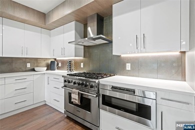 Beautiful, exceptionally bright, & meticulously maintained, this - photo 9