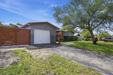 Looking for a stunning, maintained residence located in Sunrise? - photo 4