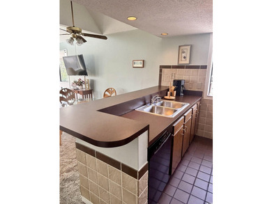 Beautiful top-floor, corner 2 bedroom, 2 full bathroom fully - photo 8