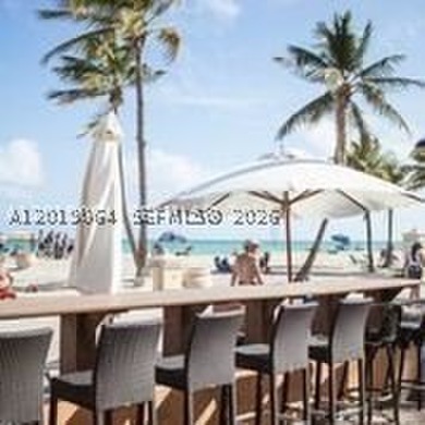 HOTEL HAS 20 OCEANFRONT ROOMS AND FEATURES A LIVELY TIKI BAR, A - photo 2