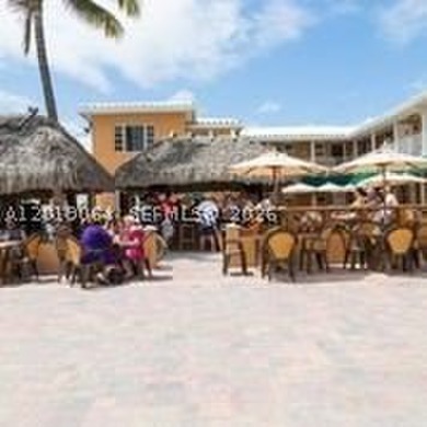 HOTEL HAS 20 OCEANFRONT ROOMS AND FEATURES A LIVELY TIKI BAR, A - photo 3