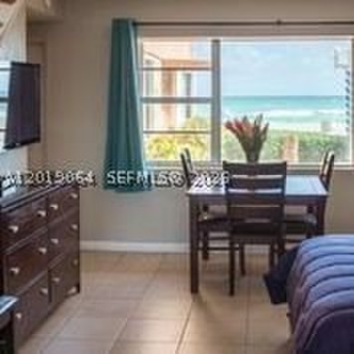 HOTEL HAS 20 OCEANFRONT ROOMS AND FEATURES A LIVELY TIKI BAR, A - photo 5