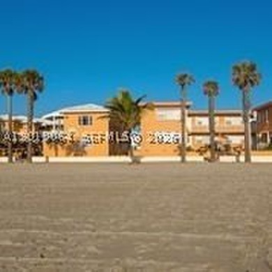 HOTEL HAS 20 OCEANFRONT ROOMS AND FEATURES A LIVELY TIKI BAR, A - photo 8