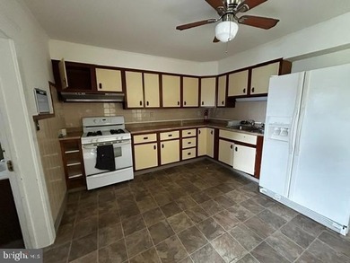 Welcome to this charming 3-bedroom, 2 full bath twin home in - photo 9