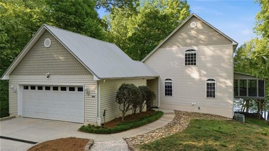 SPECIAL OPPORTUNITY! WATERFRONT 4 BR + extra room with closet - photo 1