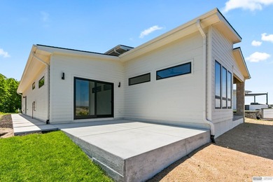 Wow! Sleek and modern 3 bed, 3 bath, 3 car ranch boasting 9 ft - photo 18