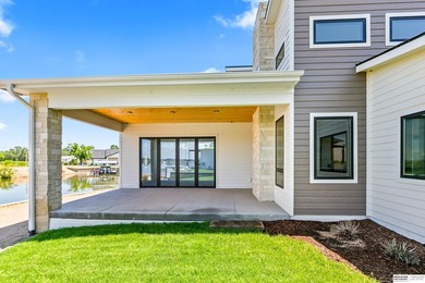 Wow! Sleek and modern 3 bed, 3 bath, 3 car ranch boasting 9 ft - photo 44