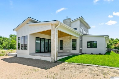 Wow! Sleek and modern 3 bed, 3 bath, 3 car ranch boasting 9 ft - photo 45
