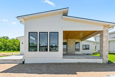 Wow! Sleek and modern 3 bed, 3 bath, 3 car ranch boasting 9 ft - photo 46