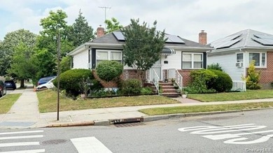 Discover an ideal starter home in the heart of Rosedale, Queens - photo 1