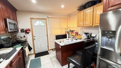 Discover an ideal starter home in the heart of Rosedale, Queens - photo 5