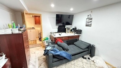 Discover an ideal starter home in the heart of Rosedale, Queens - photo 9