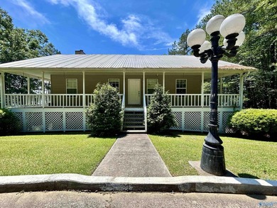 Lakefront living on beautiful Weiss Lake! This well-maintained - photo 1