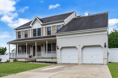 Welcome to this spacious 4-bedroom, 3.5-bath Center Hall - photo 4