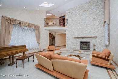 Welcome to 10 Arbutus Way! This stunning custom-built - photo 11