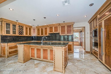 Welcome to 10 Arbutus Way! This stunning custom-built - photo 15
