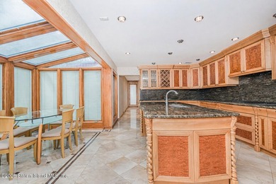 Welcome to 10 Arbutus Way! This stunning custom-built - photo 16