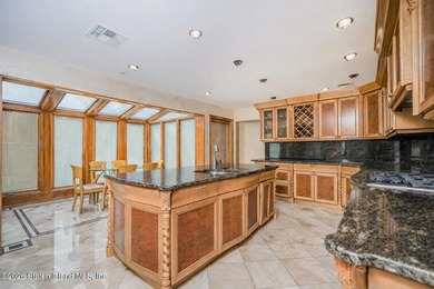 Welcome to 10 Arbutus Way! This stunning custom-built - photo 17