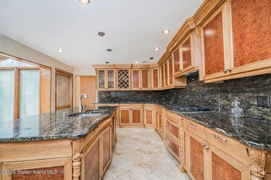 Welcome to 10 Arbutus Way! This stunning custom-built - photo 19