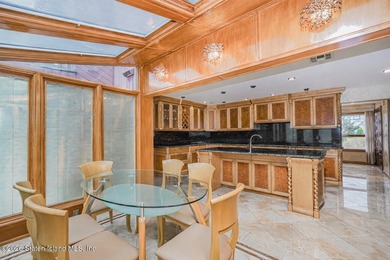 Welcome to 10 Arbutus Way! This stunning custom-built - photo 20