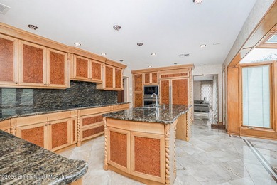 Welcome to 10 Arbutus Way! This stunning custom-built - photo 22