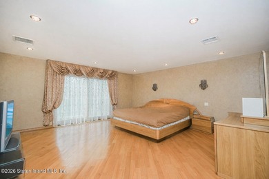 Welcome to 10 Arbutus Way! This stunning custom-built - photo 24