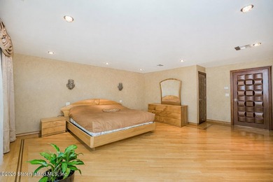 Welcome to 10 Arbutus Way! This stunning custom-built - photo 25