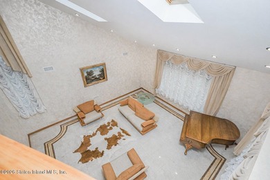Welcome to 10 Arbutus Way! This stunning custom-built - photo 31