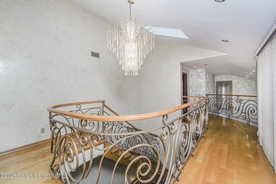 Welcome to 10 Arbutus Way! This stunning custom-built - photo 33